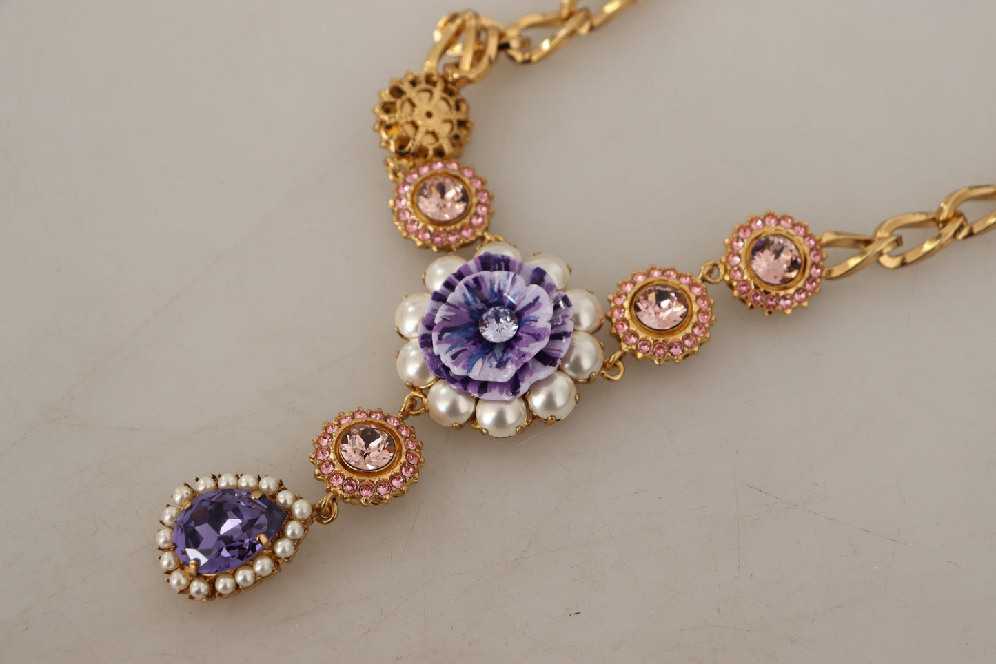 Elegante collar con declaración de cristal floral