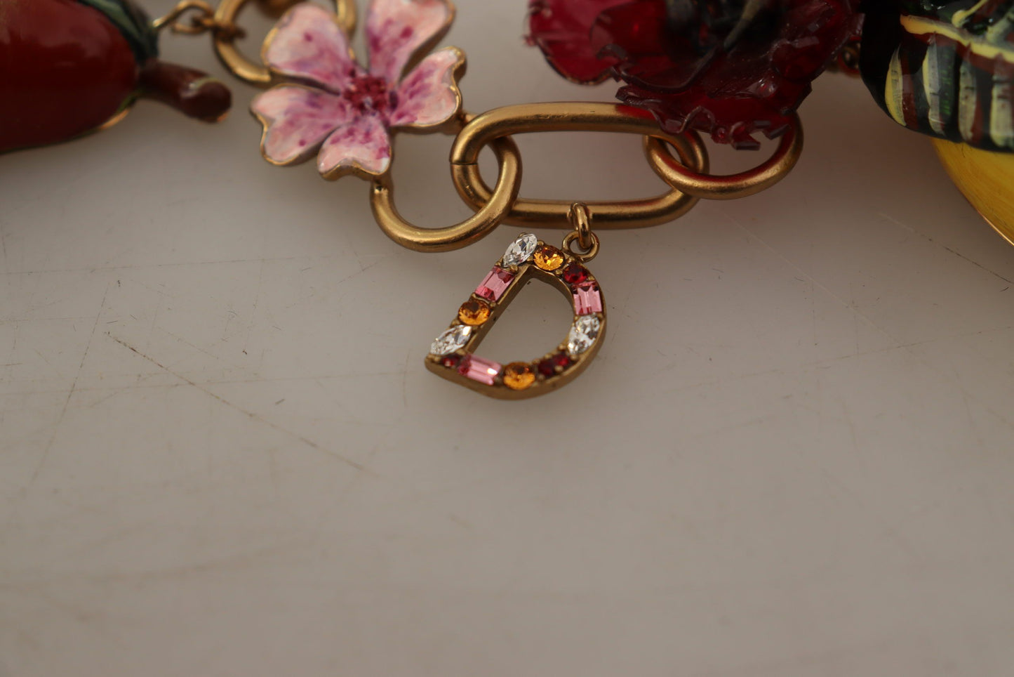 Elegante collar dorado con fruta siciliana
