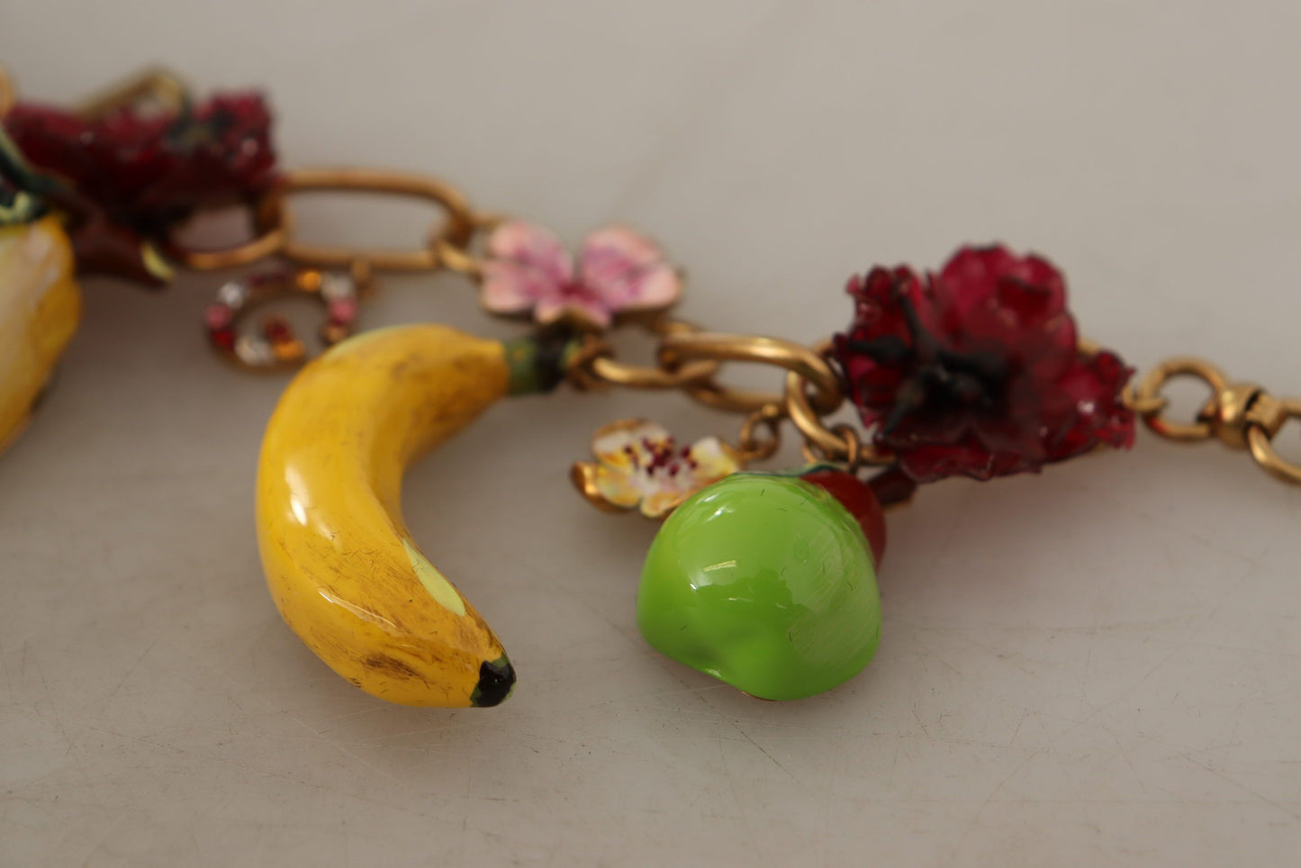Elegante collar dorado con fruta siciliana