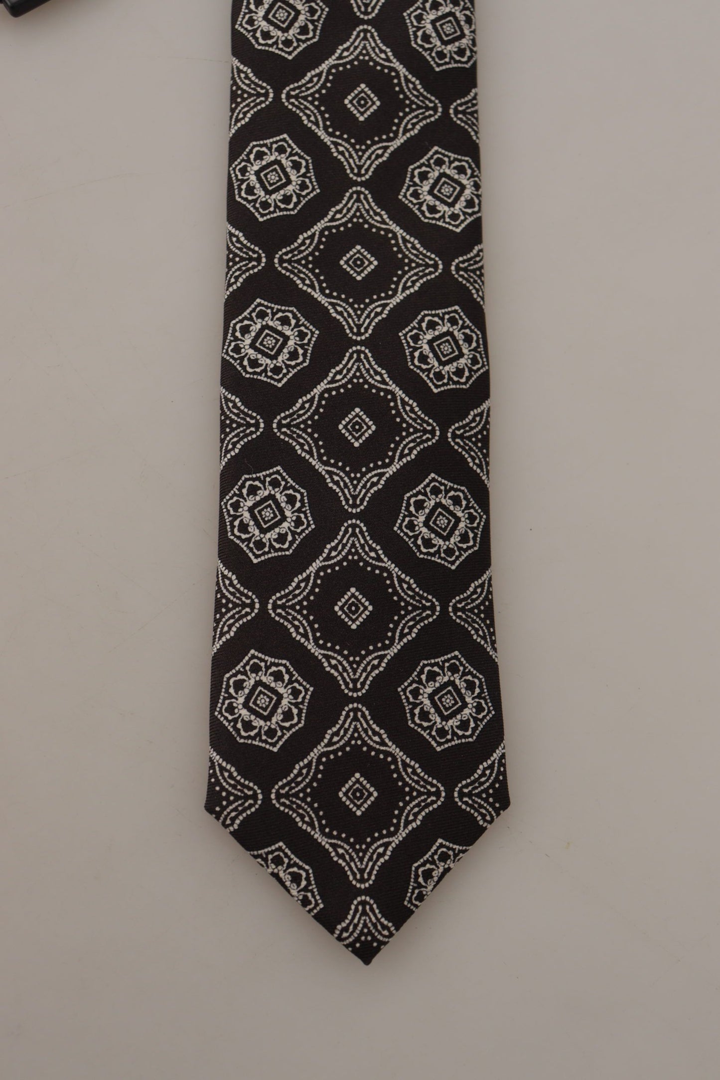 Elegante pajarita geométrica de seda