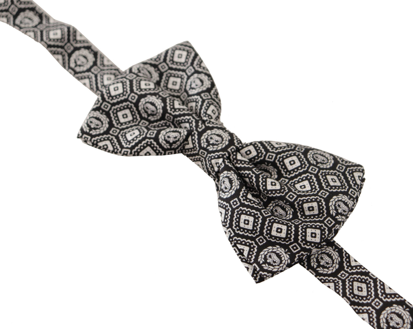 Elegante pajarita de seda negra