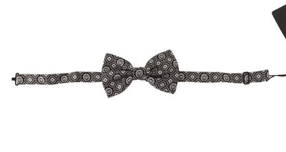 Elegante pajarita de seda negra