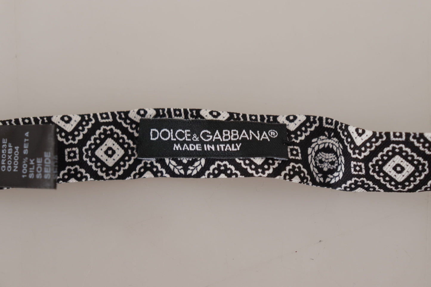 Elegante pajarita de seda negra