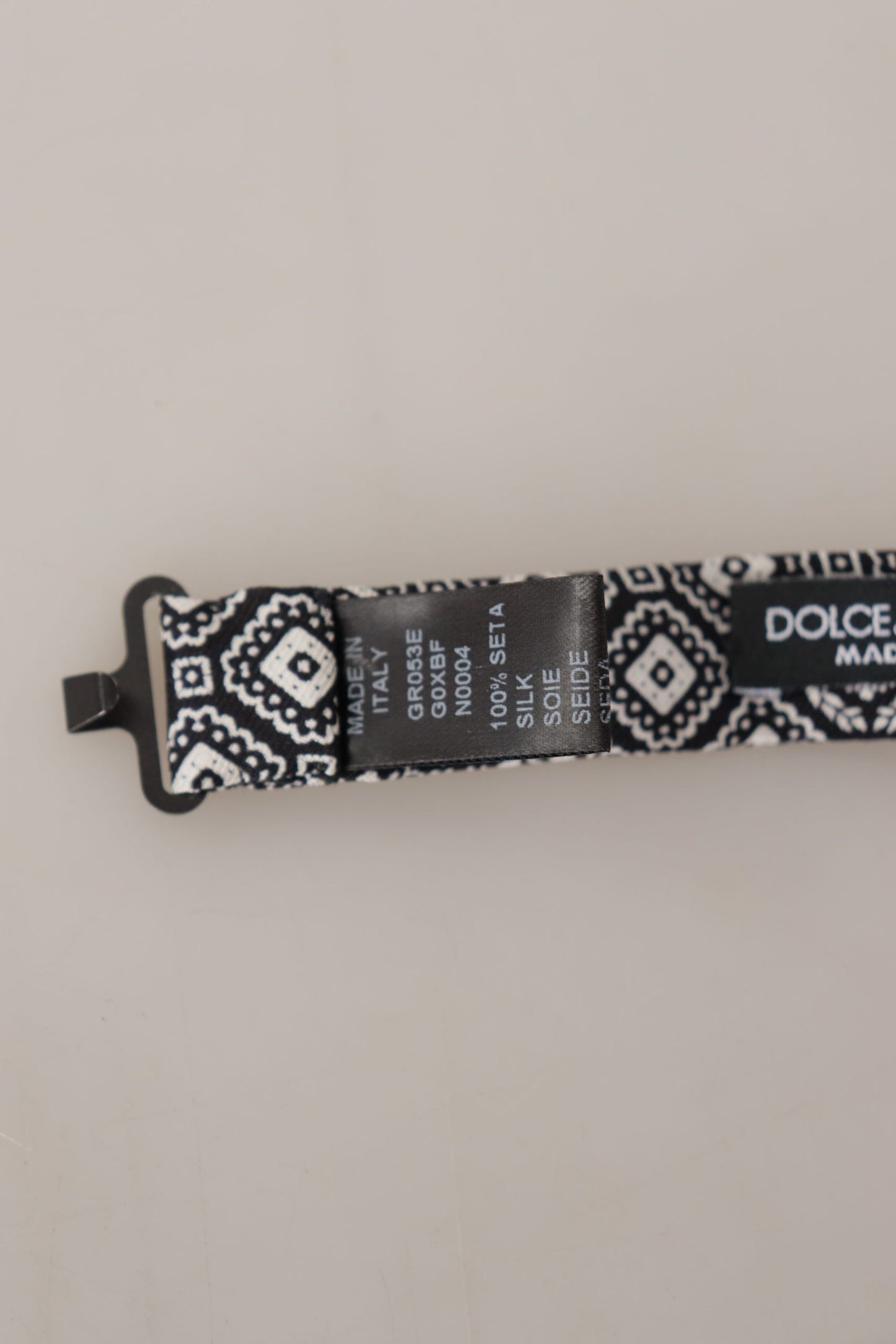 Elegante pajarita de seda negra