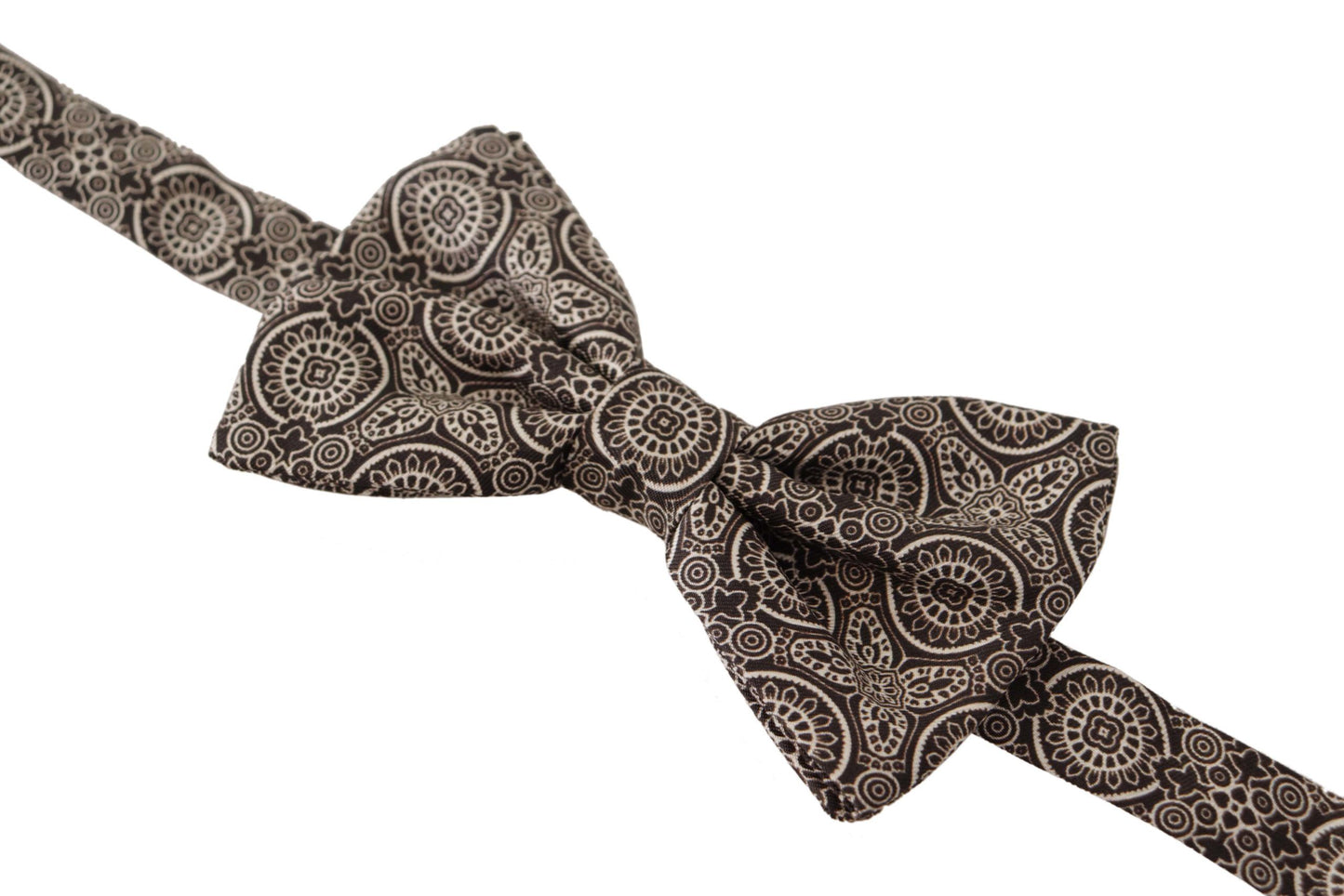 Elegante pajarita de seda blanca y negra