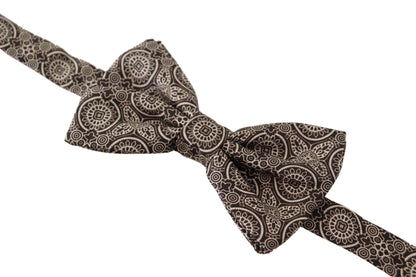 Elegante pajarita de seda blanca y negra