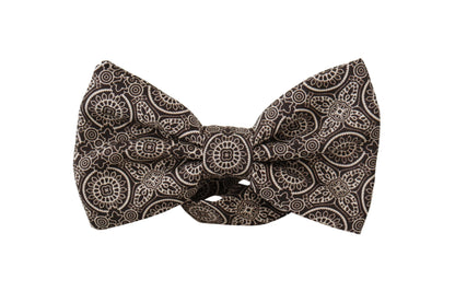 Elegante pajarita de seda blanca y negra