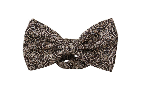 Elegante pajarita de seda blanca y negra