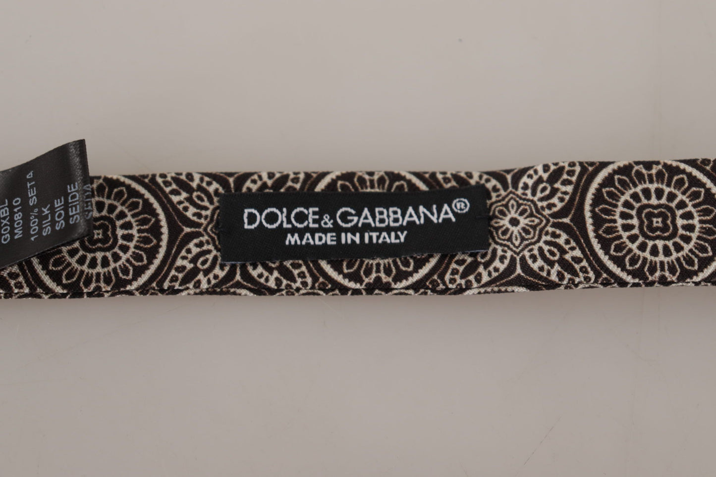 Elegante pajarita de seda blanca y negra
