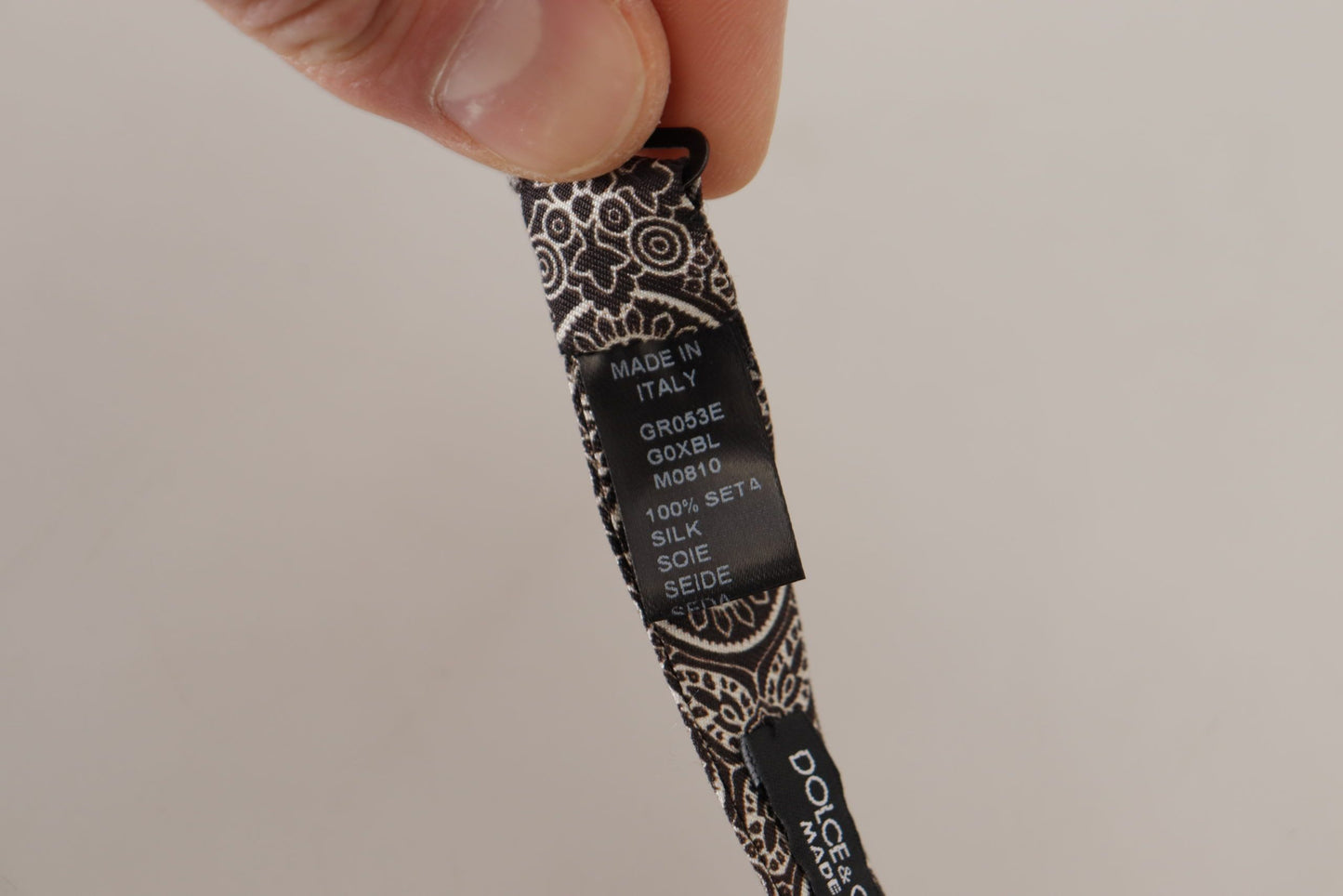 Elegante pajarita de seda blanca y negra