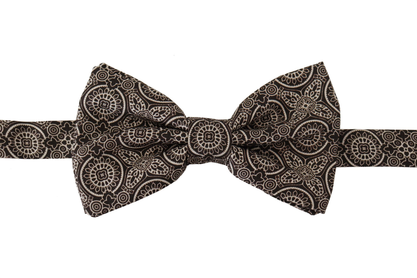 Elegante pajarita de seda blanca y negra