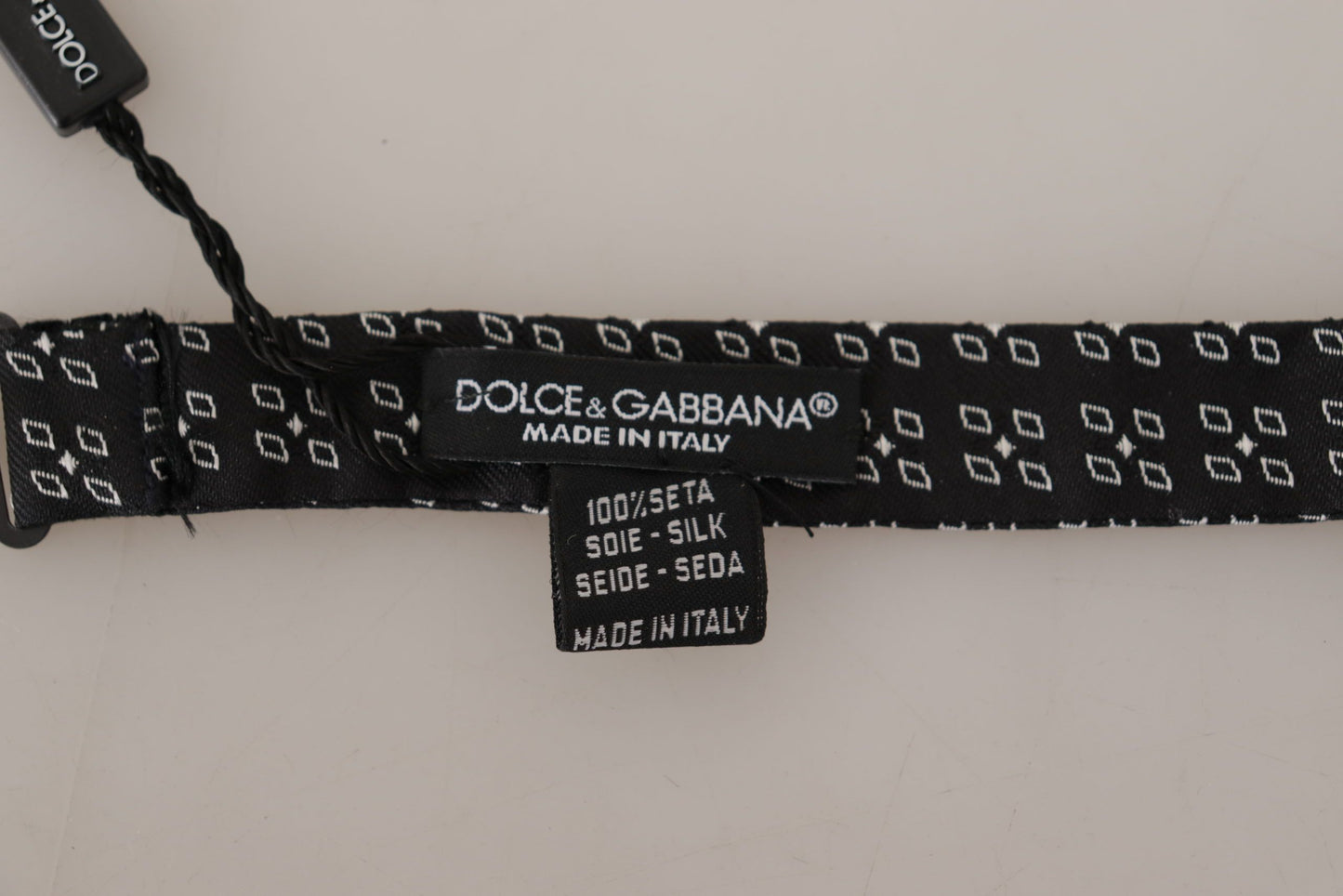 Elegante pajarita de seda con lunares