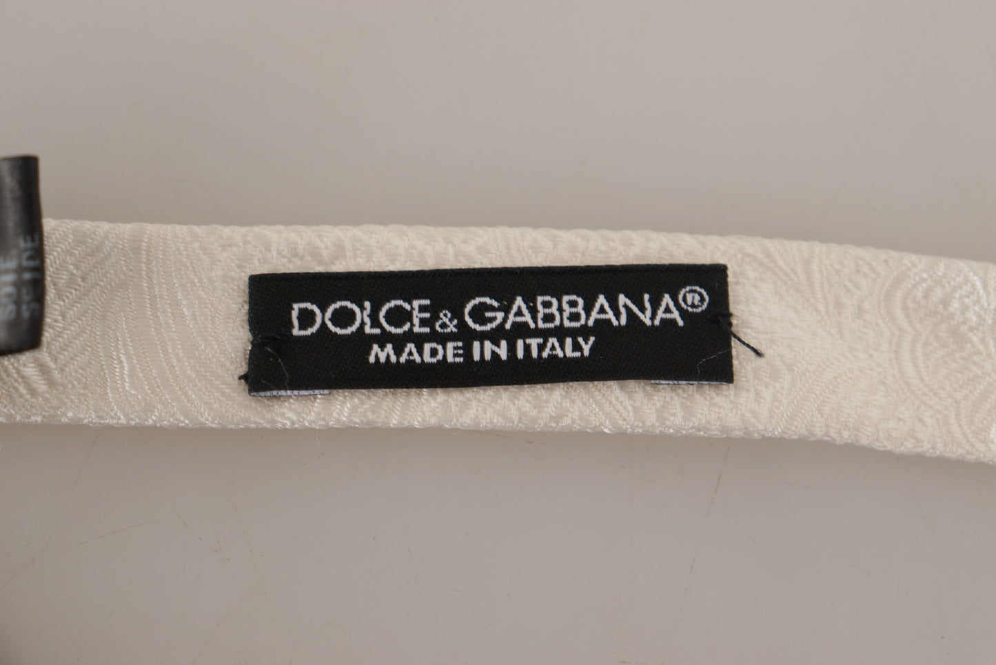 Elegante pajarita de seda blanca
