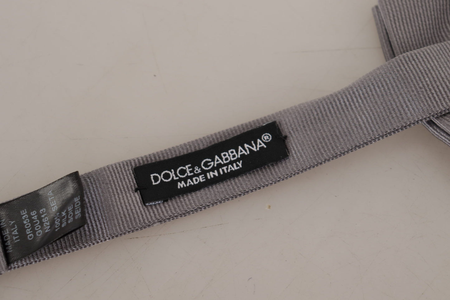 Elegante pajarita de seda gris