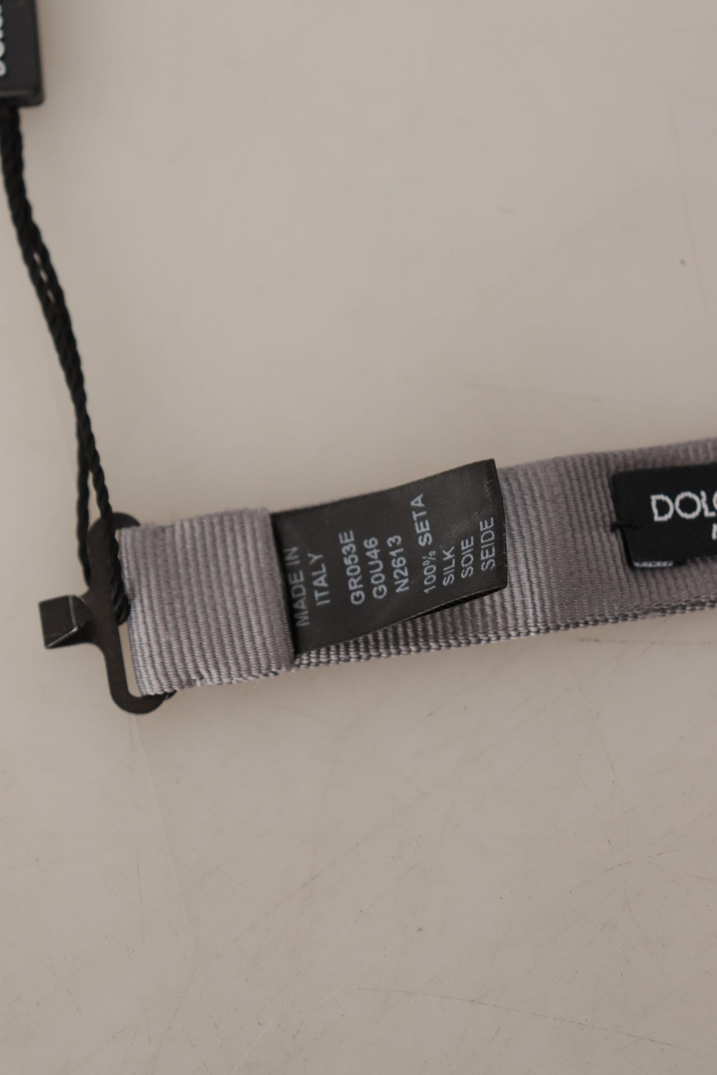 Elegante pajarita de seda gris