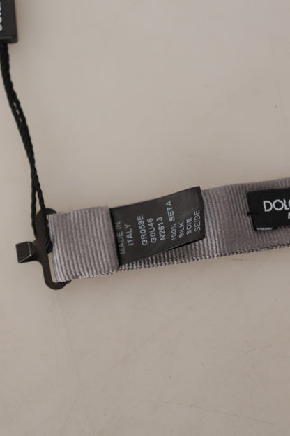 Elegante pajarita de seda gris