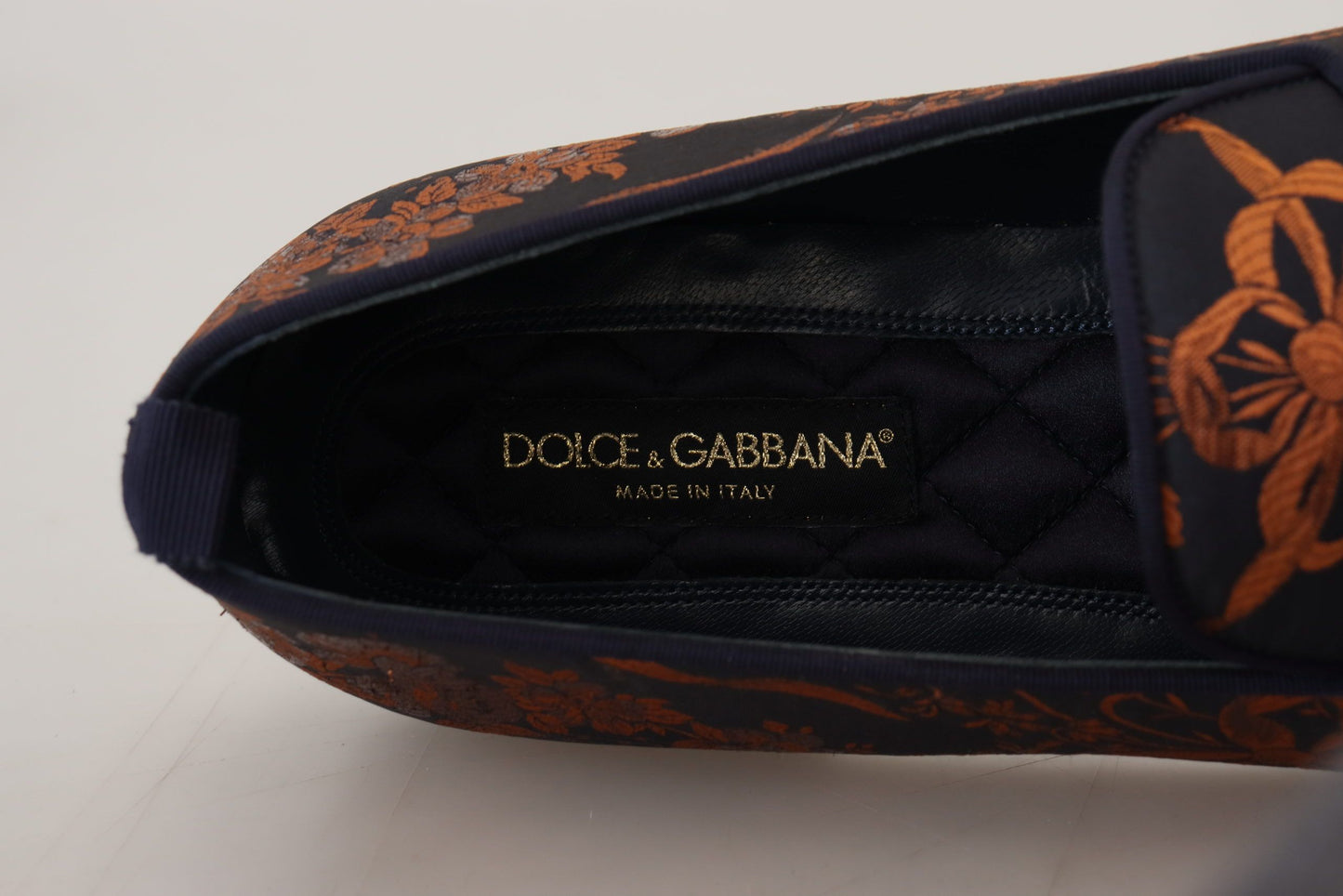 Elegantes mocasines florales sin cordones