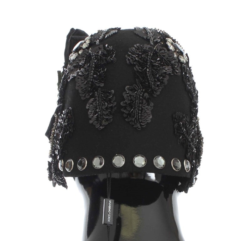 Elegante sombrero cloche negro adornado con cristales