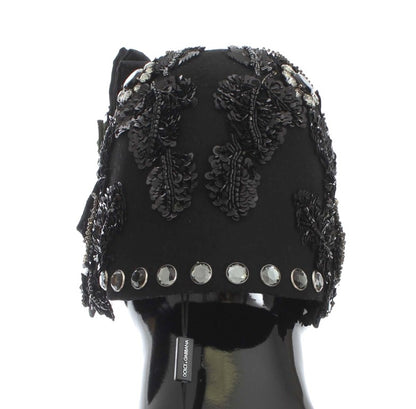 Elegante sombrero cloche negro adornado con cristales