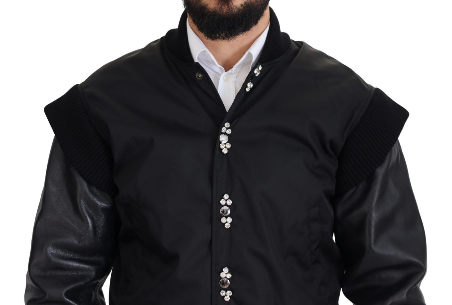 Elegante chaqueta bomber negra adornada con cristales