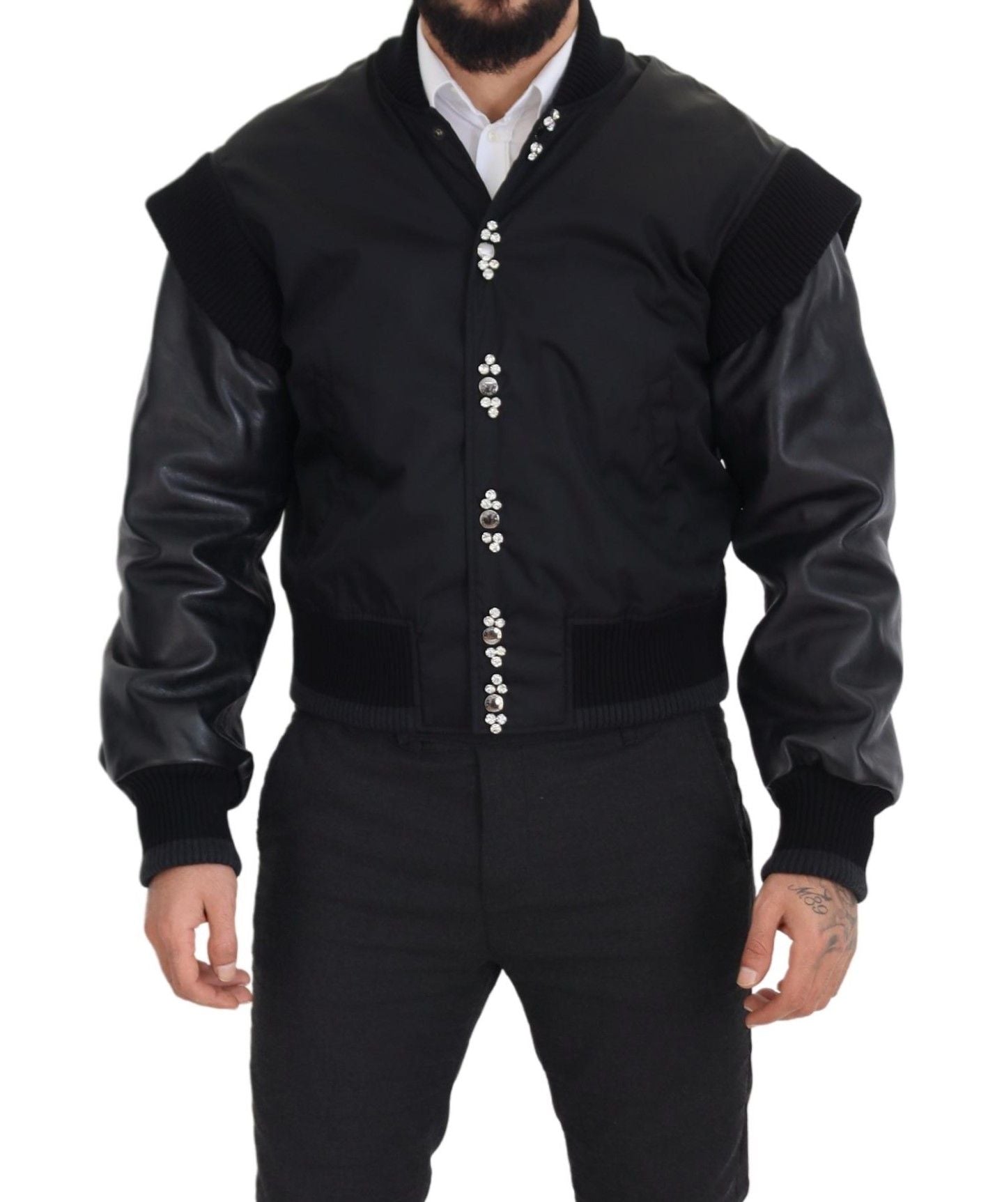 Elegante chaqueta bomber negra adornada con cristales