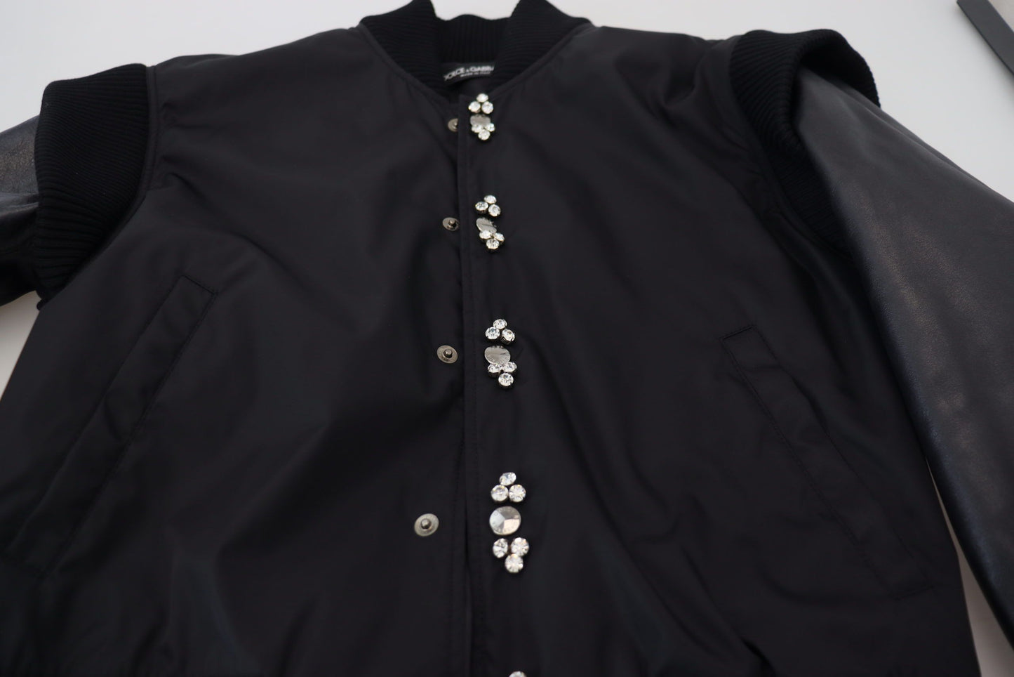 Elegante chaqueta bomber negra adornada con cristales