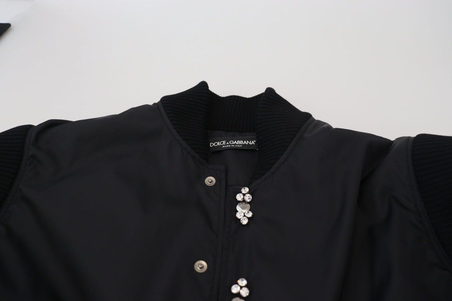 Elegante chaqueta bomber negra adornada con cristales