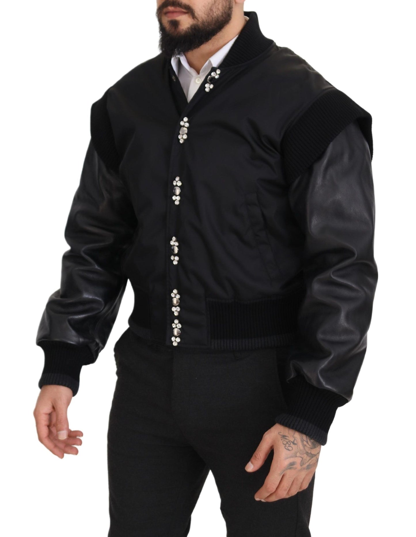 Elegante chaqueta bomber negra adornada con cristales