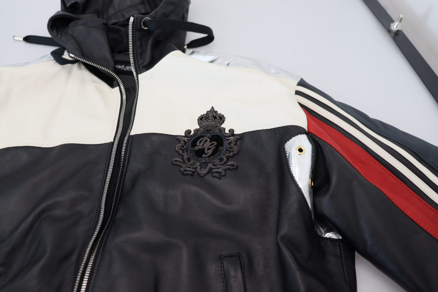 Chaqueta bomber de cuero negro Elite con capucha