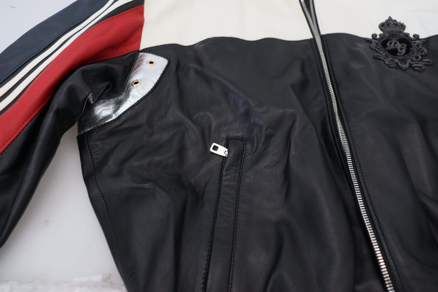 Chaqueta bomber de cuero negro Elite con capucha