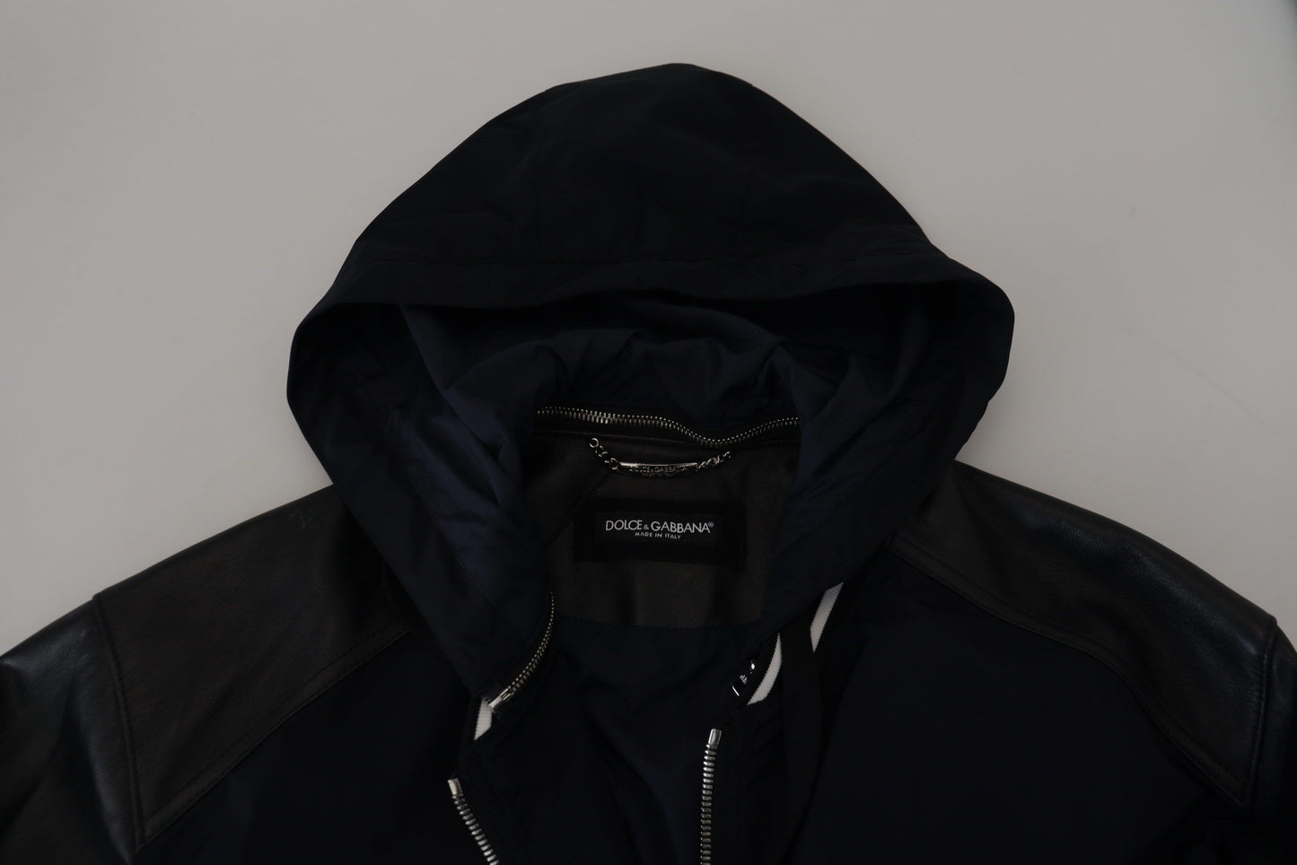 Elegante chaqueta bomber negra