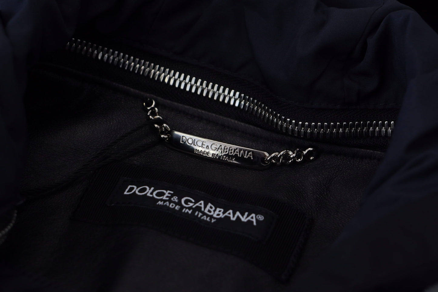 Elegante chaqueta bomber negra