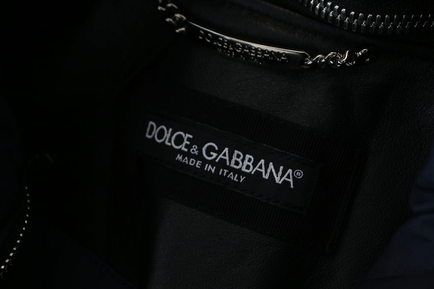 Elegante chaqueta bomber negra