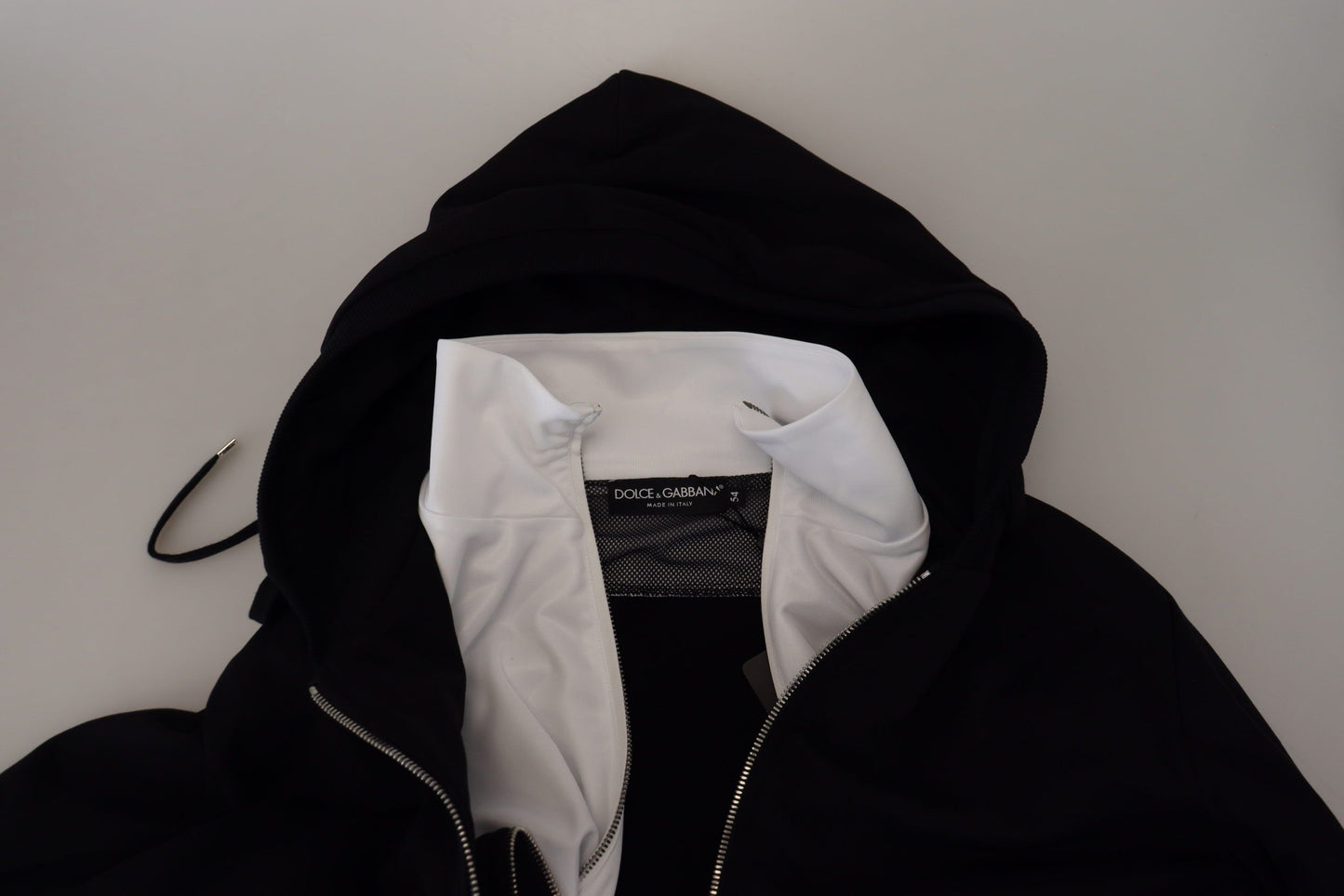 Elegante chaqueta bomber negra con capucha