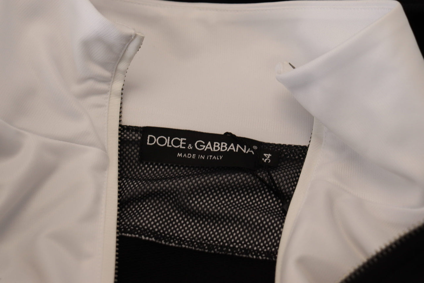 Elegante chaqueta bomber negra con capucha