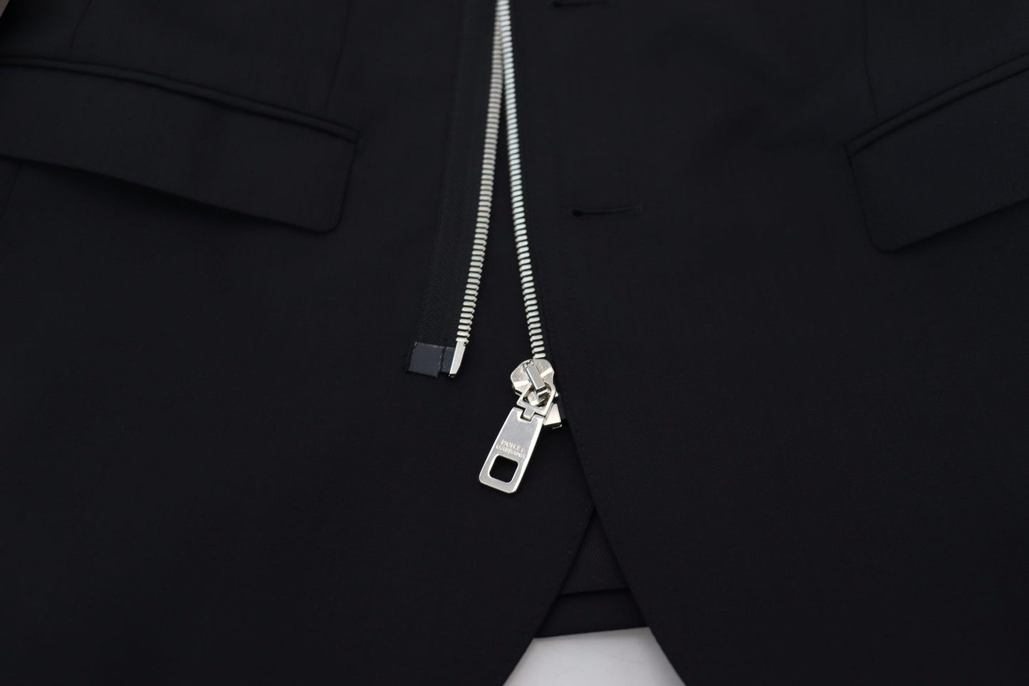 Elegante chaqueta negra de lana virgen
