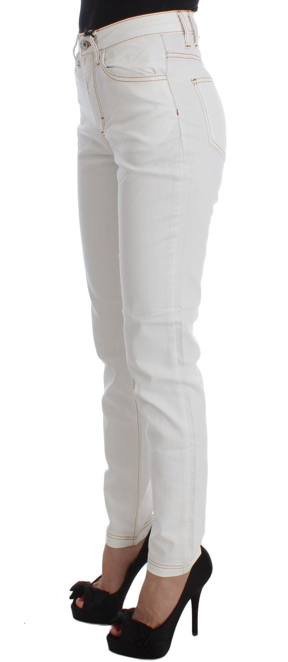 Denim blanco chic de corte entallado