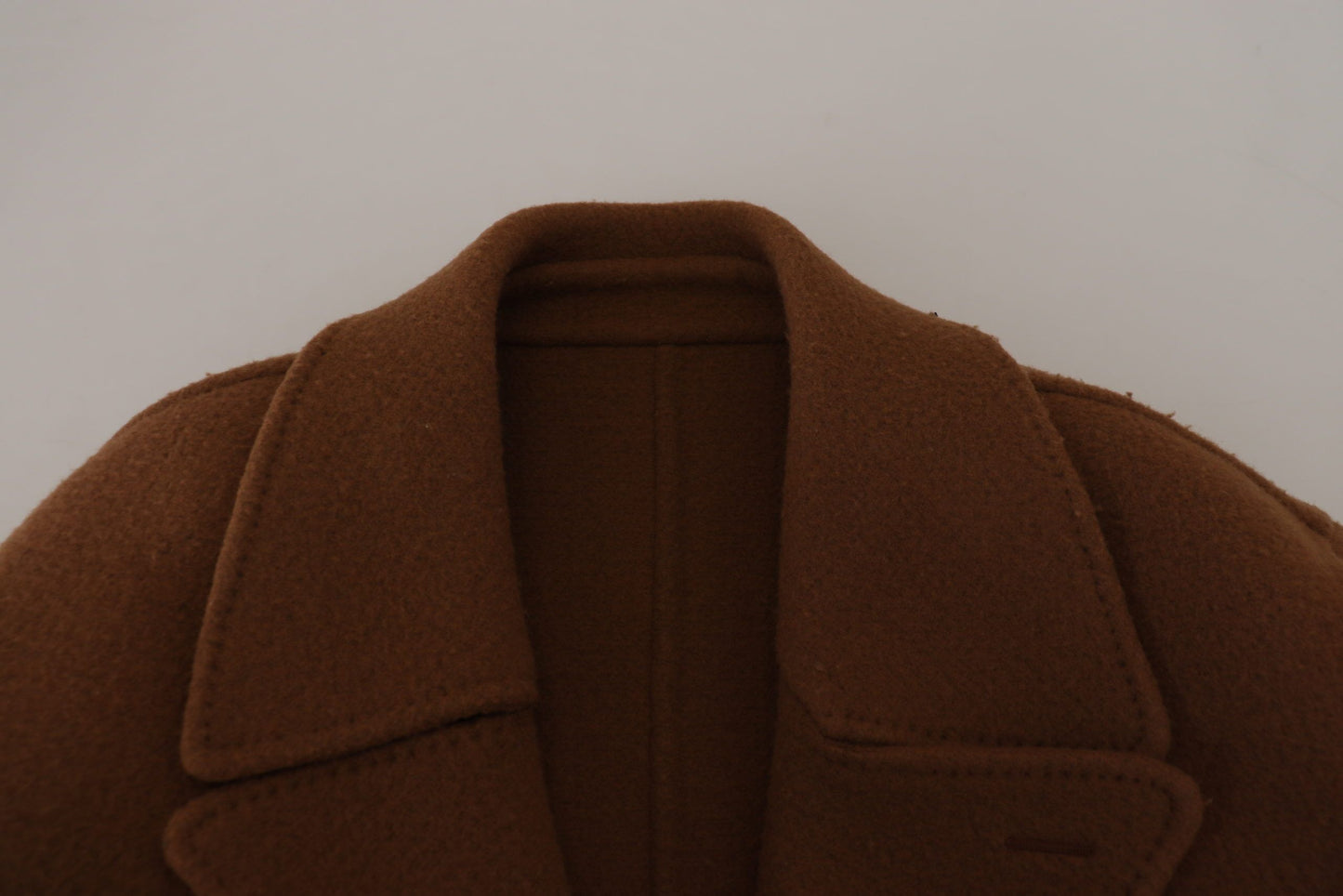 Elegante chaqueta marrón cruzada