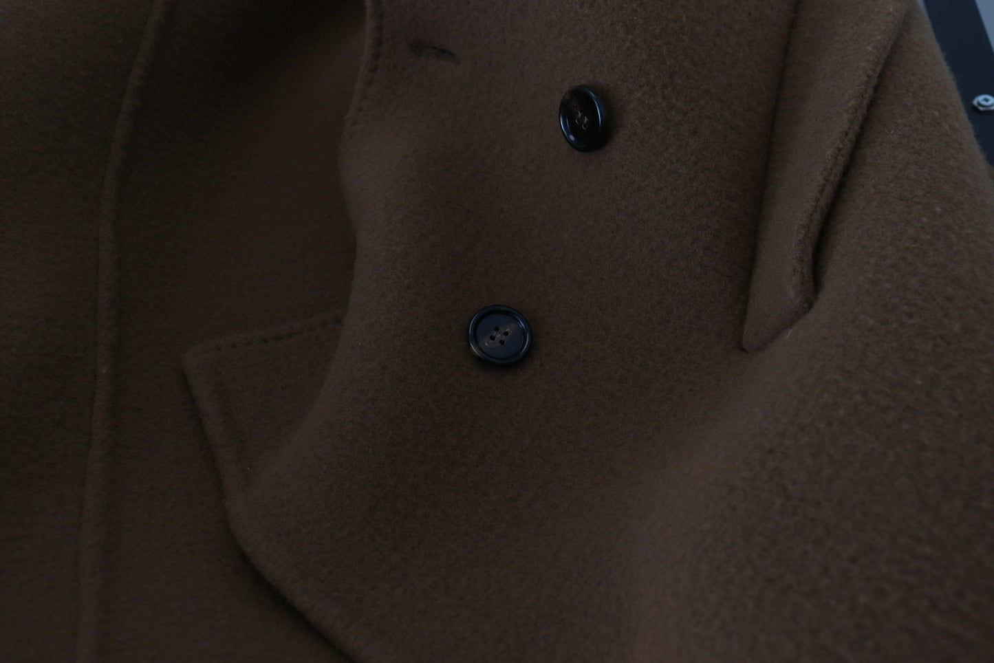 Elegante chaqueta marrón cruzada