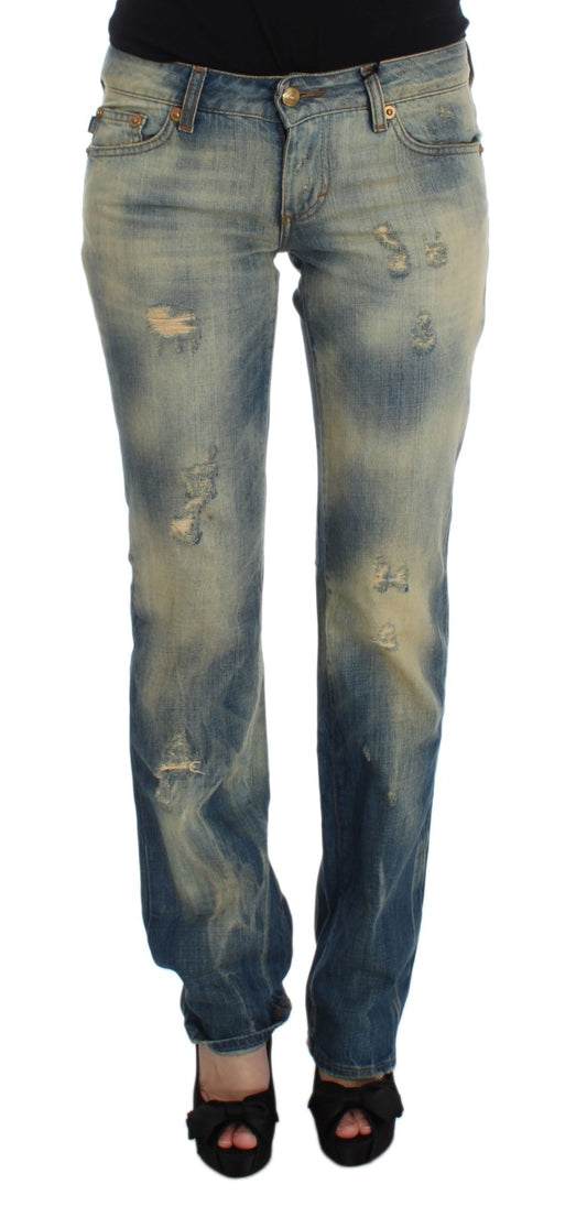 Elegantes jeans azules ajustados con corte de bota