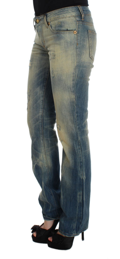 Elegantes jeans azules ajustados con corte de bota