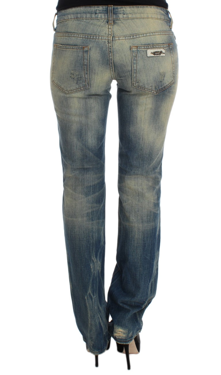 Elegantes jeans azules ajustados con corte de bota
