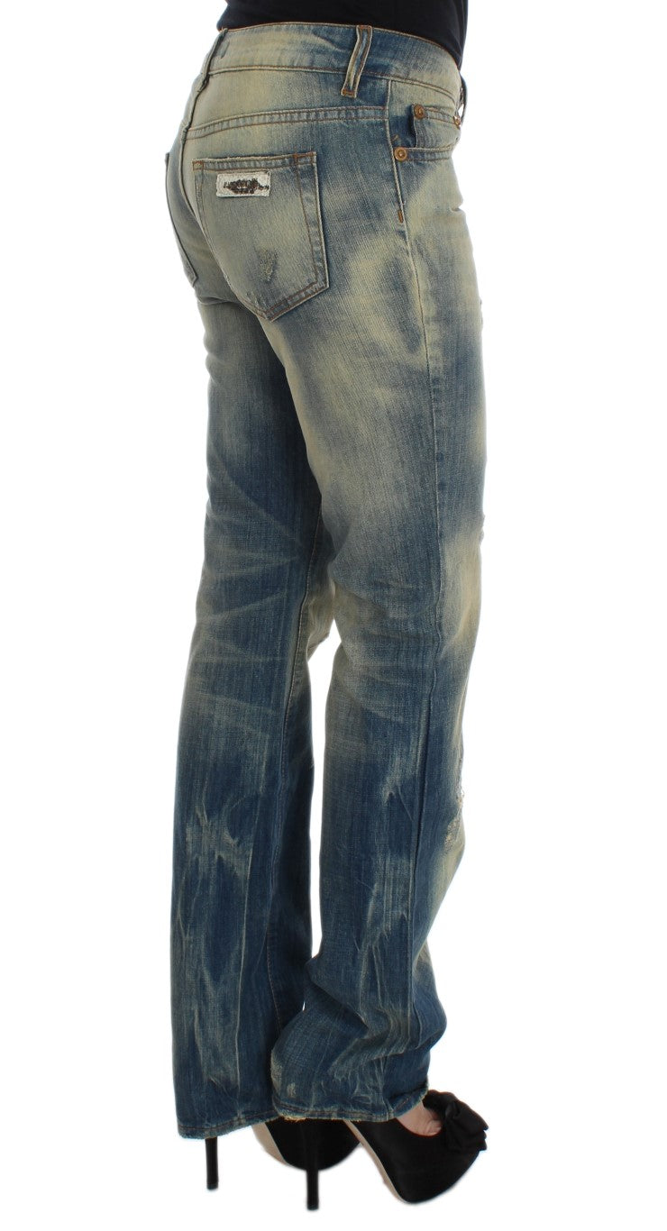 Elegantes jeans azules ajustados con corte de bota