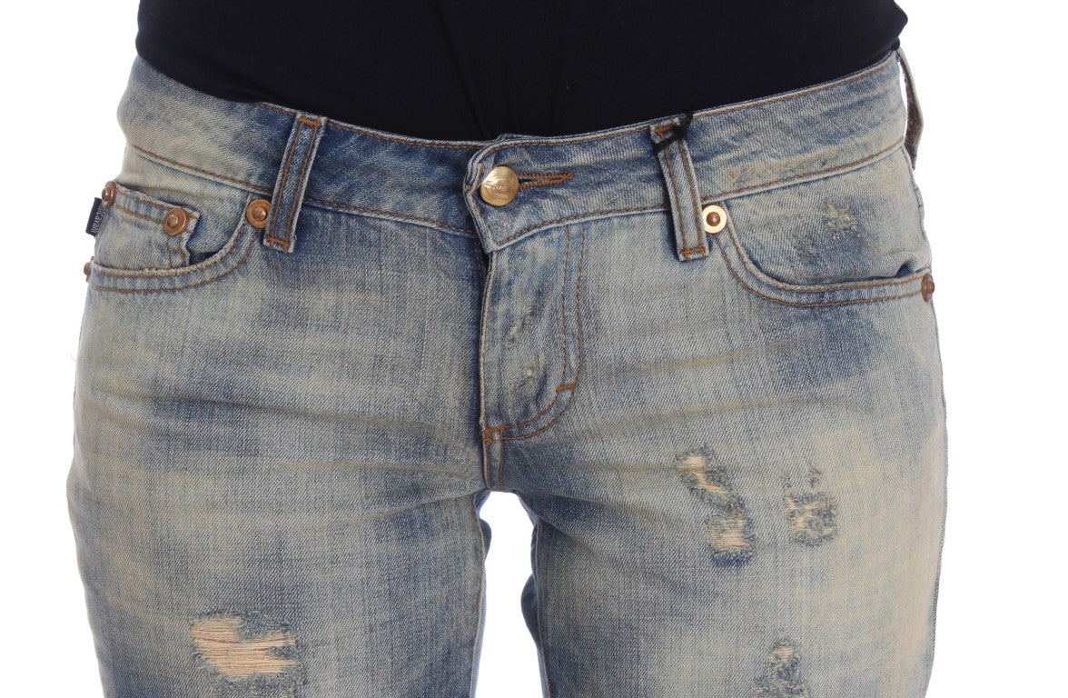 Elegantes jeans azules ajustados con corte de bota
