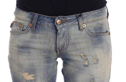 Elegantes jeans azules ajustados con corte de bota