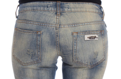 Elegantes jeans azules ajustados con corte de bota