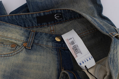 Elegantes jeans azules ajustados con corte de bota