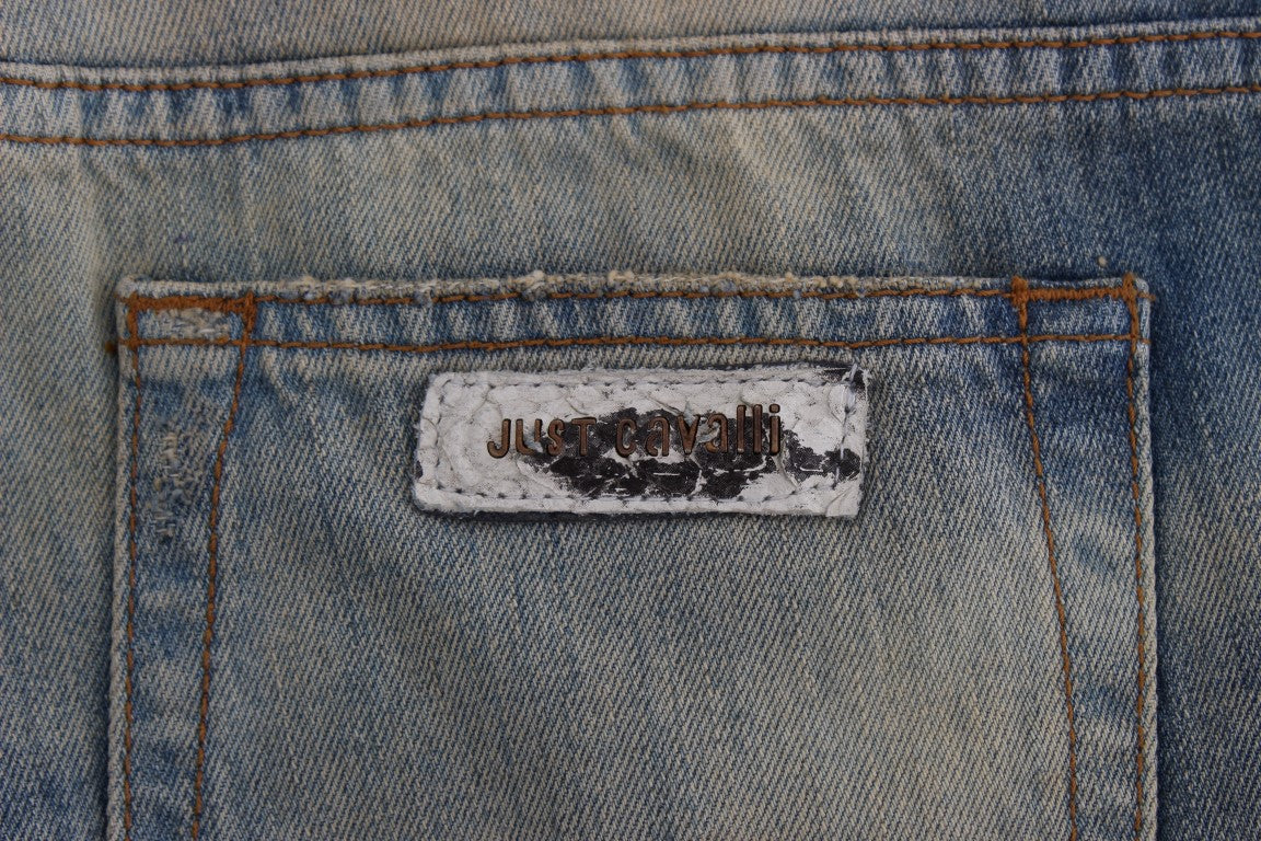 Elegantes jeans azules ajustados con corte de bota