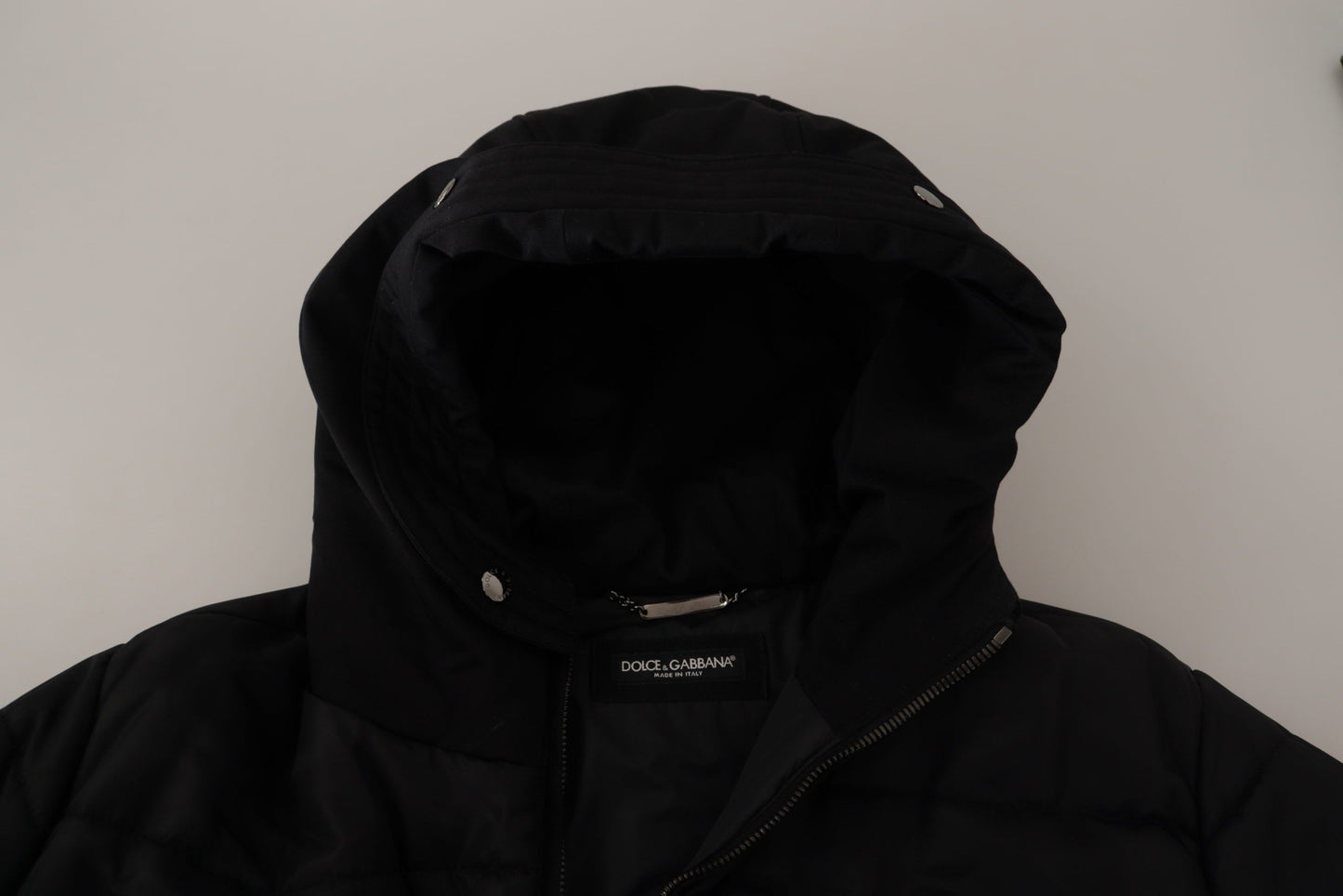 Elegante chaqueta de invierno tipo parka negra con capucha