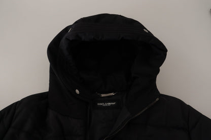 Elegante chaqueta de invierno tipo parka negra con capucha
